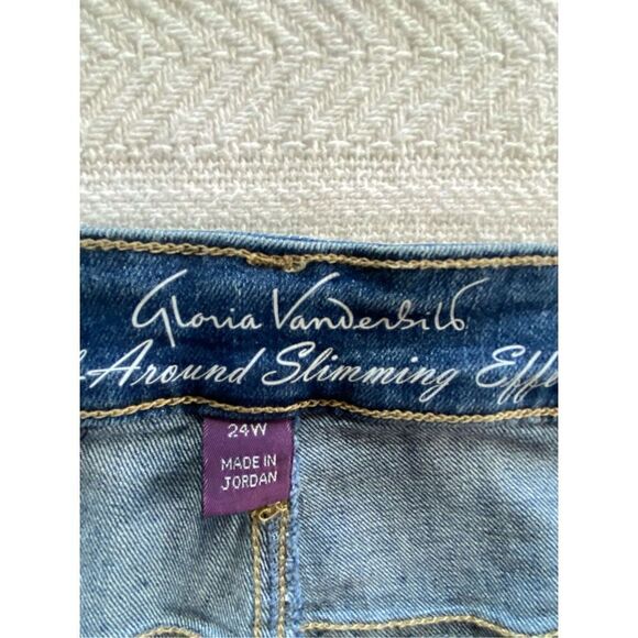 Gloria Vanderbilt Women's 24W Plus Size Mid Rise
Feminine Cut Bermuda Short - Picture 3 of 9